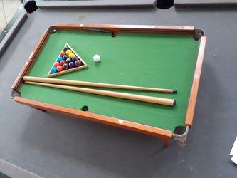 Mini pool table