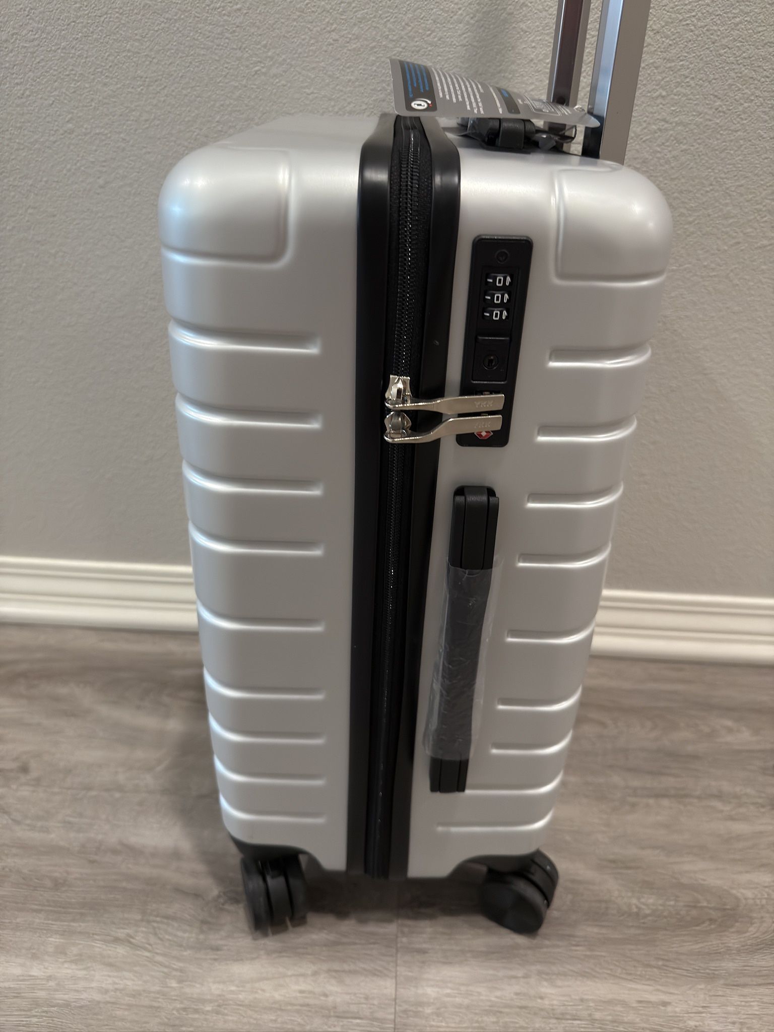 NEW 24” Medium Check In Luggage Suitcase Maleta (Never Used)