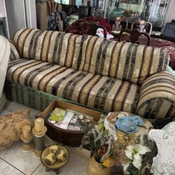 Beautiful couch For Sale 