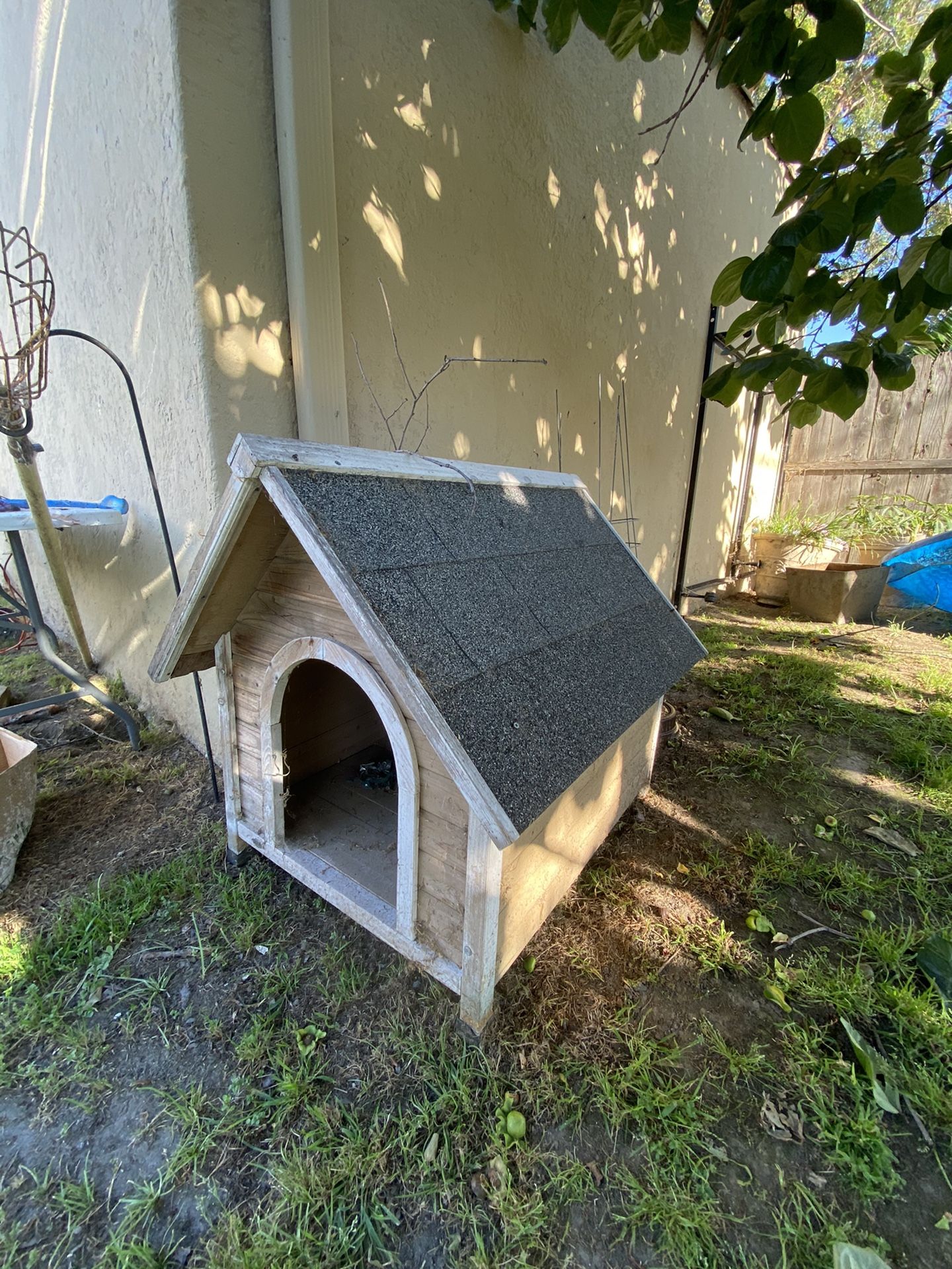 Dog House (Great Condition! Sturdy!) for Sale in Long Beach, CA OfferUp