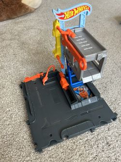 Hot Wheels City Toy Car Track Set Downtown Repair Station Playset with 1:64 Scale Vehicle, Working Lift & Launcher
