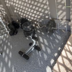 Vendo Todo Este Juego De Pesas Son 4 De 7.5 Lb Y 2 De 25 Lb 2 De 20 Lb 1 De 15 2 De 10 Y 1 De 8 Y 2 De 2.5 Y La Barra Y El Banco 