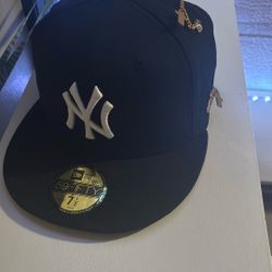 New Yankees Hat  7 /5 Fitted 