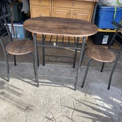 BEAUTIFUL TABLE WITH 2 CHAIRS METAL WITH WOOD