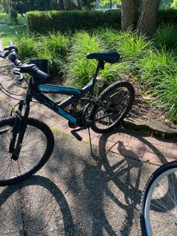 Next Gauntlet 24 inch Trail bike with cup holder