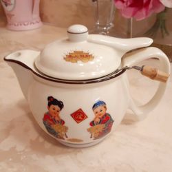 VINTAGE ASIAN LITTLE TEAPOT 5 INCHES