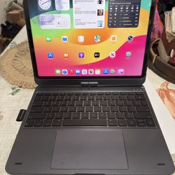 iPad Pro 12.9 5th Generation 256gb WiFi It Comes With Swivel Case 