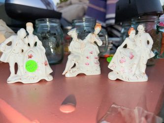 vintage Occupied Japan Victorian colonial couple figurines made of hand-painted porcelain with gold accents
