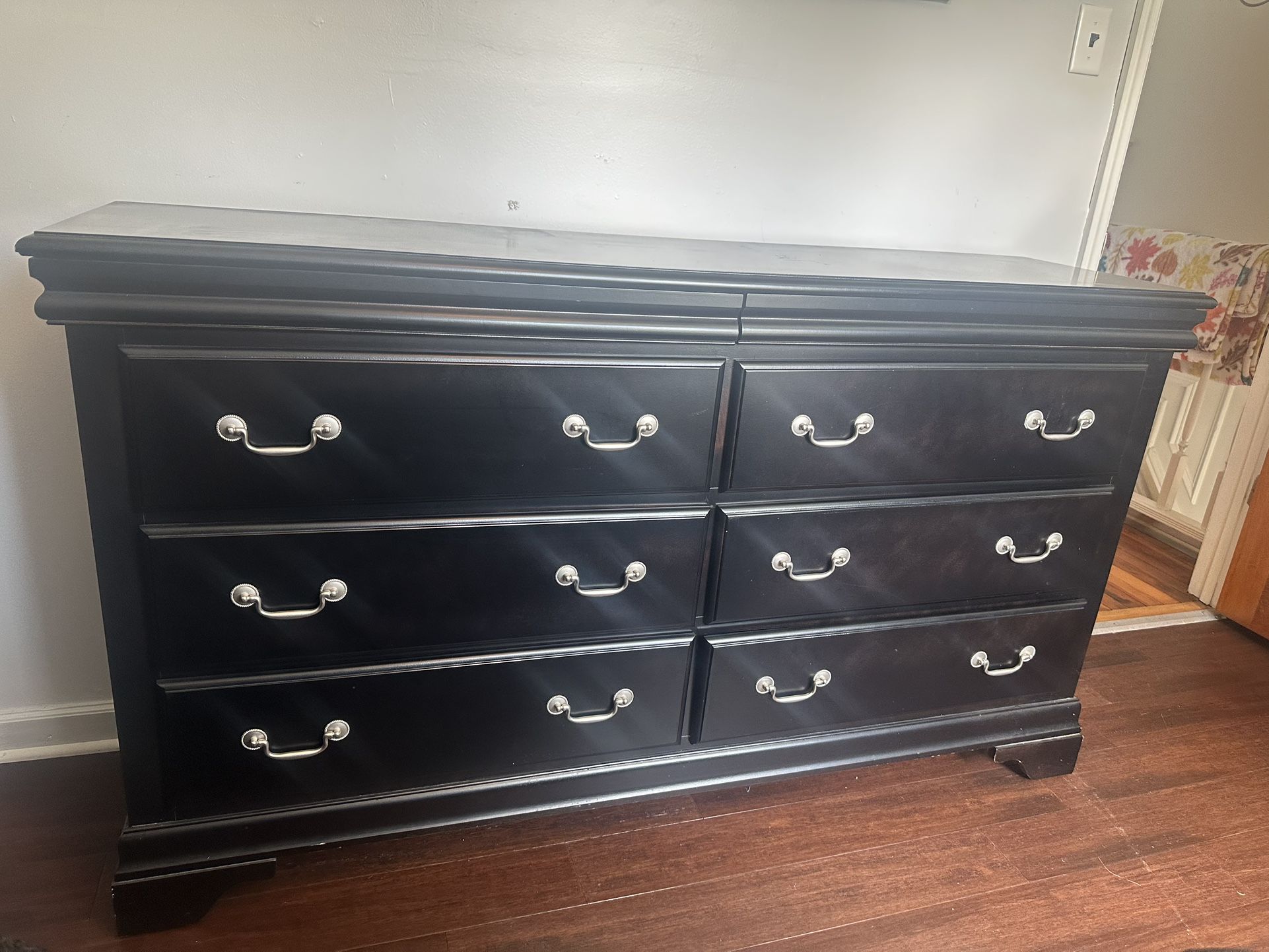 Raymour & Flanigan Louis furniture Set Black
