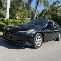 2023 Hyundai Elantra Se Low Miles Perfect 