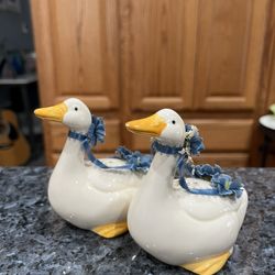 Vintage Lefton (foil sticker on the bottom) Duck Pair of salt and pepper shakers.  Color White with blue.  Size approximately 4 inches tall.  Preowned
