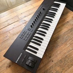 Komplete Kontrol a49 Midi Keyboard 