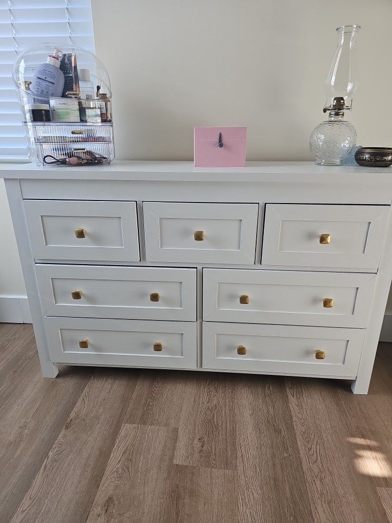 7 Drawer Dresser Like New Bearly Used