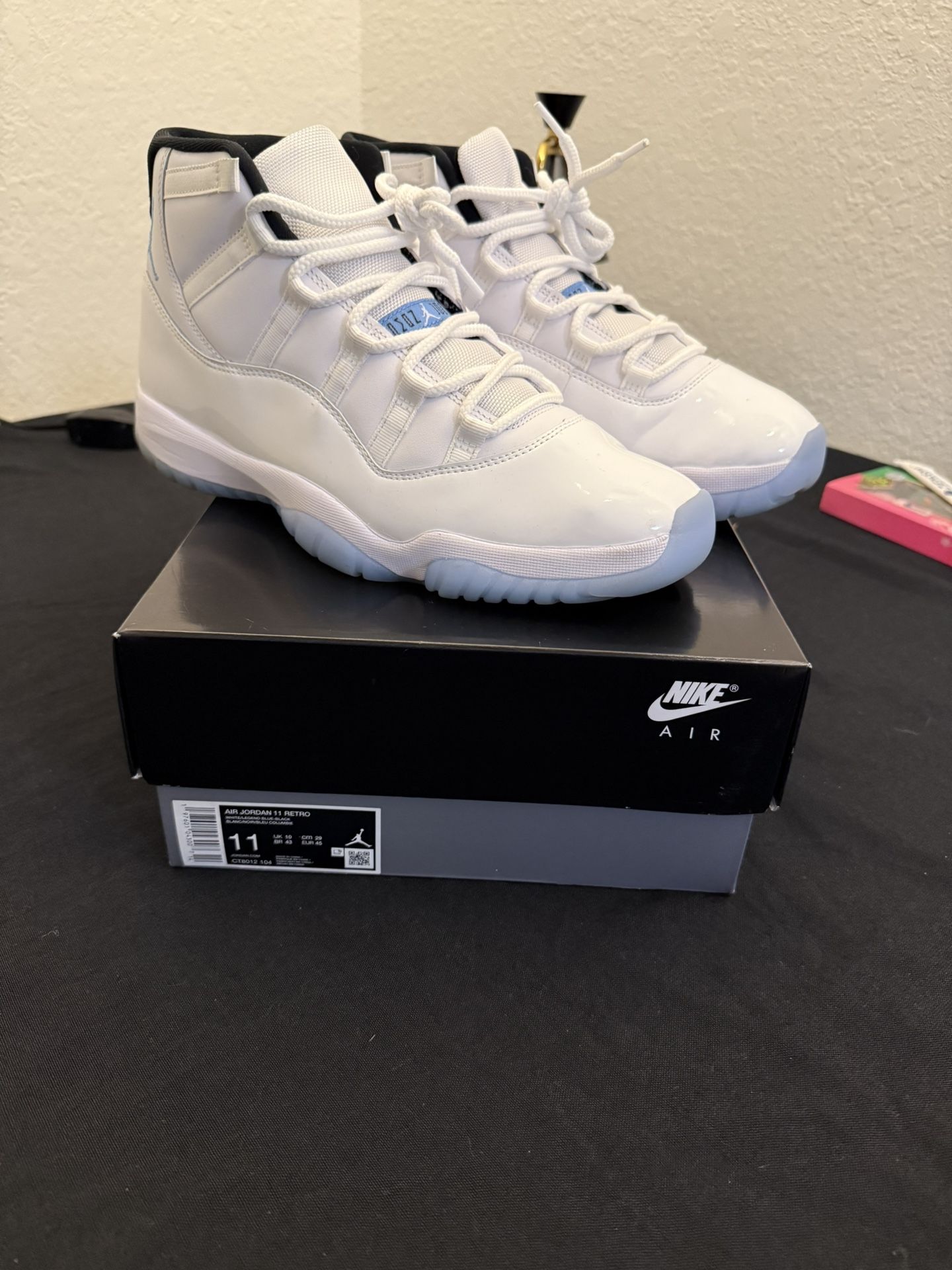 Air Jordan 11 Retro White & Legend Blue SIZE 11