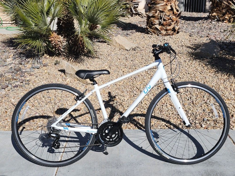 EXCELLENT CONDITION LIV (GIANT) 24 SPEED ALUMINUM HYBRID BIKE- 700C