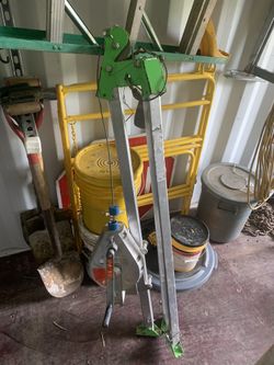Confined Space recovery cage with tripod kit