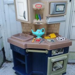 Little Tikes Children's Play Kitchen