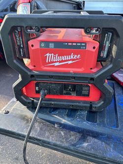 Milwaukee M18 Carry-On Power Supply