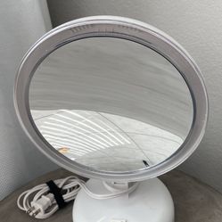 Magnifying beauty mirror with light