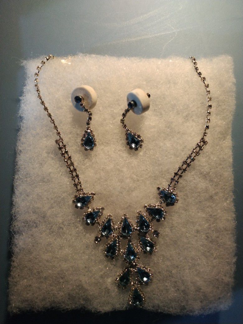 Gorgeous Blue Topaz & Diamond Necklace And Earrings Set