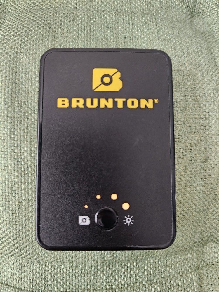 BRUNTON Ember 2800 Solar Battery-Charger