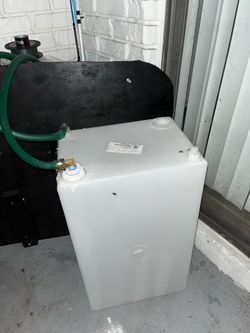 water tank (like new) 16 gallon