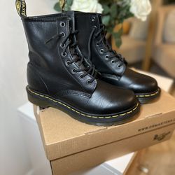 Dr. Martens Boots Size 8 Women’s
