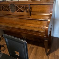 Piano In Sell In 150 dólares