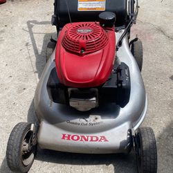 Honda lawnmower Watchung Cox strut double blades new carburetor belt and it’s got the bag it is ready to go nowhere shoes with it