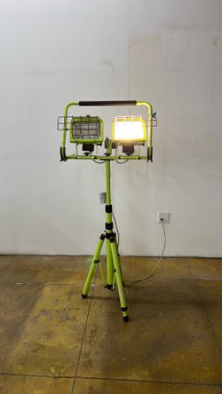 High power job site light - needs 1 bulb  on the left but works great
