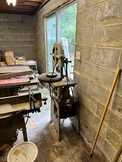 Vintage Floor-Standing Band Saw