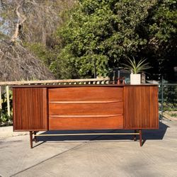 Vintage 1960s Mid Century Modern 9-Drawer Walnut Lowboy Dresser (Free Delivery 🚚)