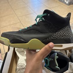 Jordan son of low mars low green size 11 men