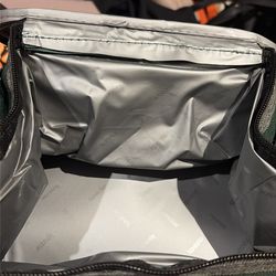 A insulated lunch bag