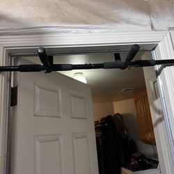 Golds Gym pull up bar