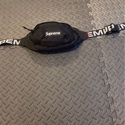 Supreme Fanny Pack Trading For A I Phone 8plus