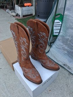 Brown cowgirl boots size 9.5