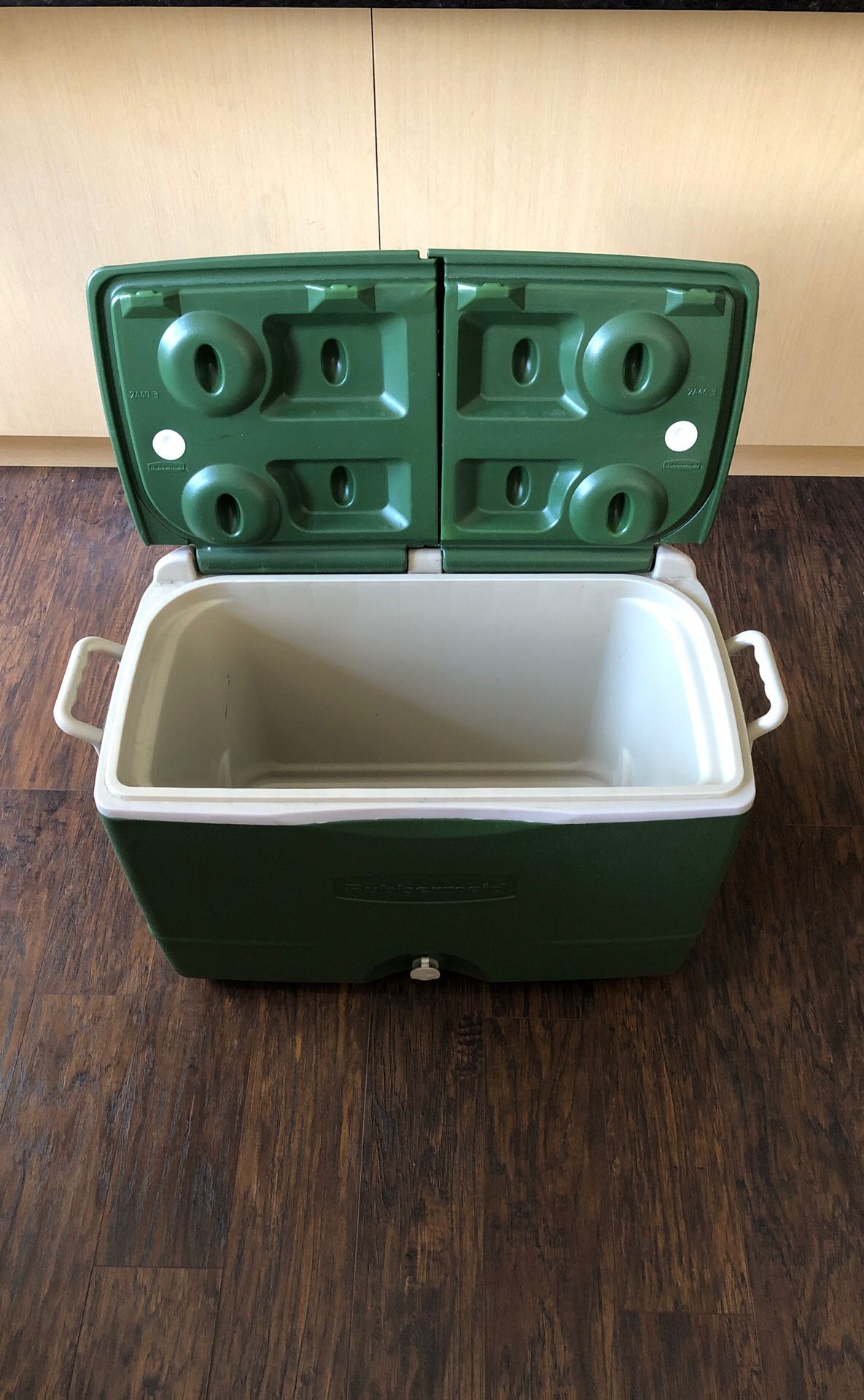Rubbermaid Wheeled Cooler