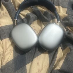 AirPod Maxes 