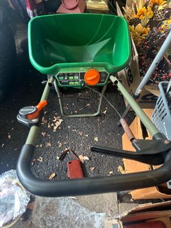Scotts Turf Builder EdgeGuard DLX Broadcast Spreader
