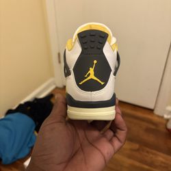 Women’s Jordan 4 Retro. Size 5