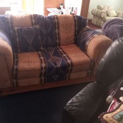 Love Seat With 4 Pillows