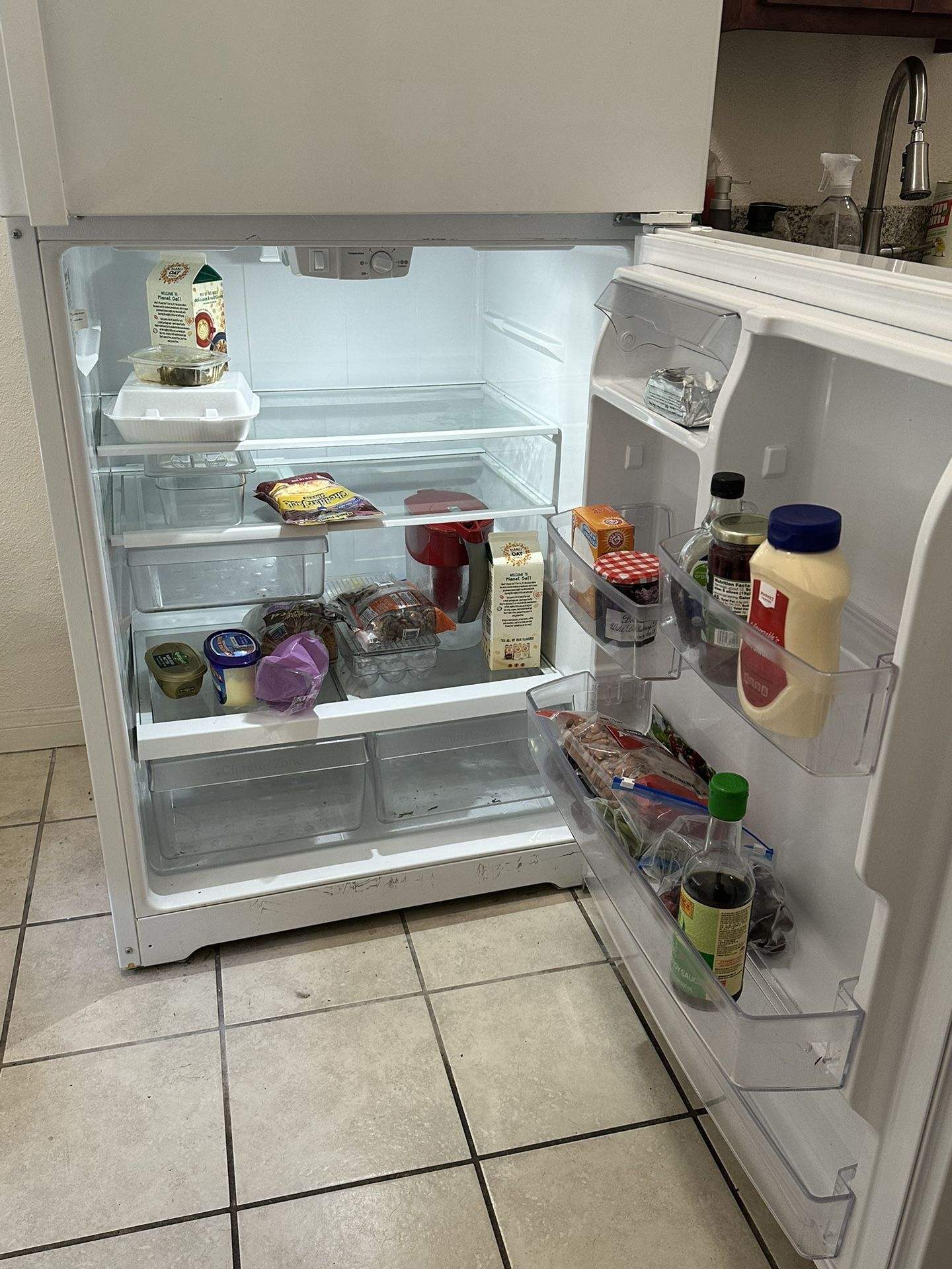 GE GarageReady 21.9cu ft TopFreezer Refrigerator in White for Sale