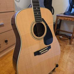 🎸 Yamaha Acoustic Guitar + Hard Case & Stand – Excellent Condition