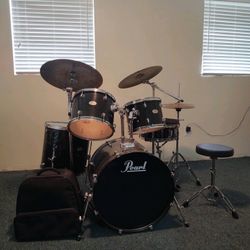 Pearl Forum Series Drum Kit Black