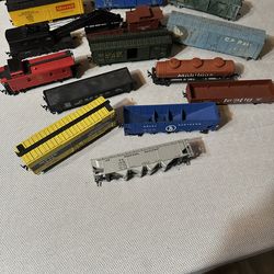 HO Train Cars Lot of 25