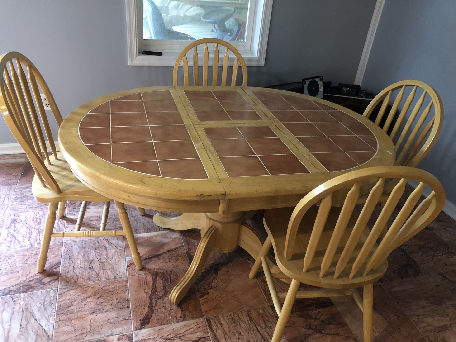 Breakfast/dining table with 4 chairs