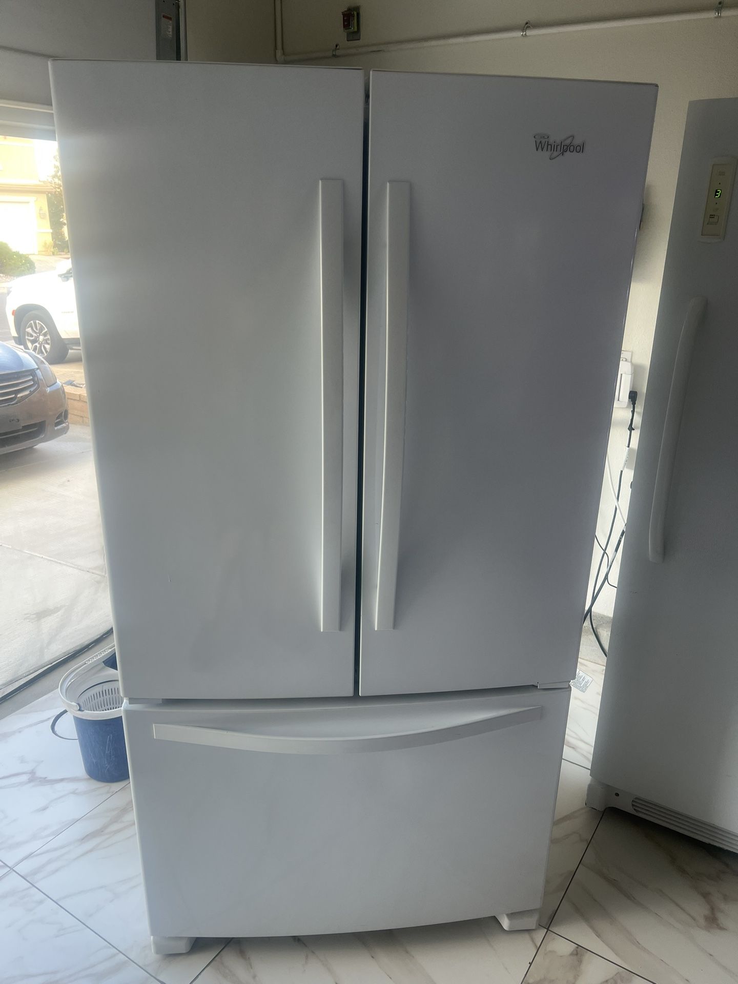 Whirlpool top refrigerator / bottle freezer (not cooling)