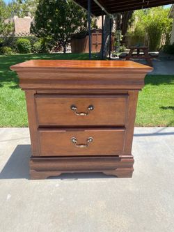 2 wood night stands/end tables