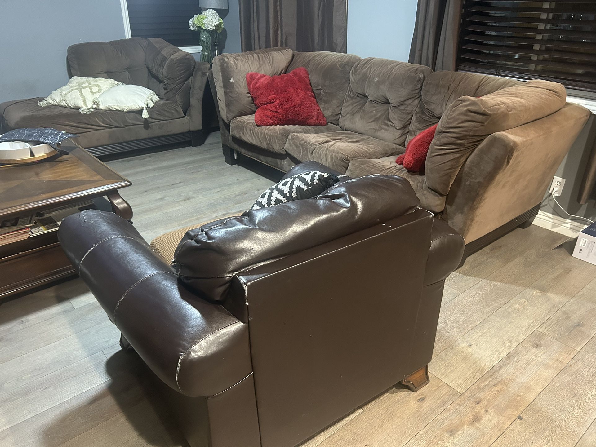 *PRICED TO SELL TODAY* Sectional Sofa Couch Set Very Comfortable Clean 